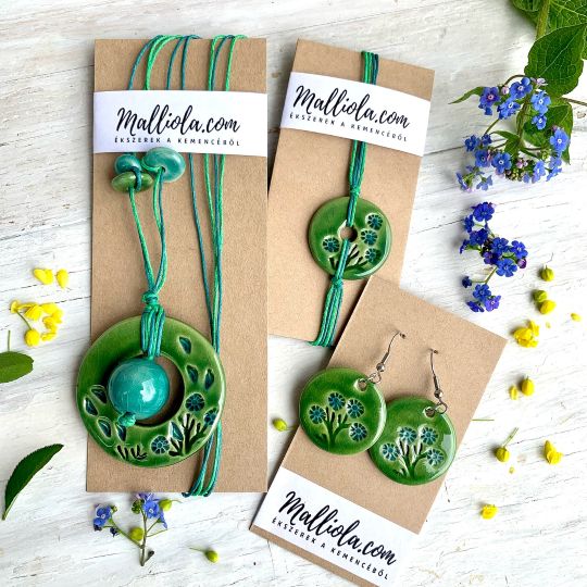 zöld kerámia nyaklánc, fülbevaló kis virágokkal