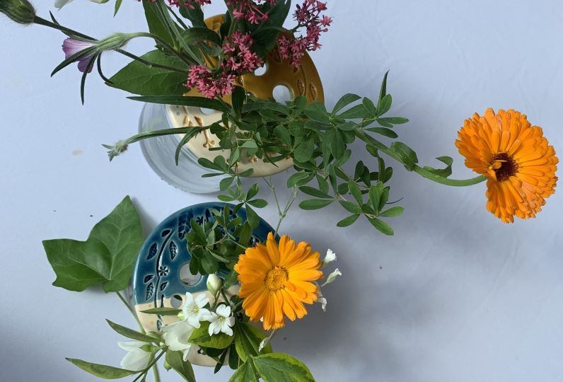 egy csokor virág vázában