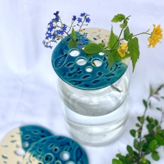 Kerámia virágrendezővel pár szál szép virág egy befőttesüvegben