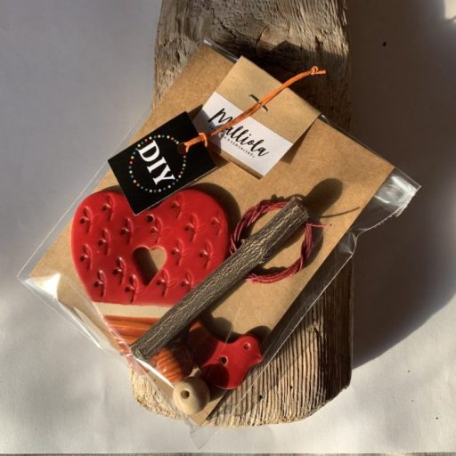 Három kerámia szív: piros, kék és zöld, és az alkatrészeik, amikből összeáll egy-egy ajándék alkotócsomag