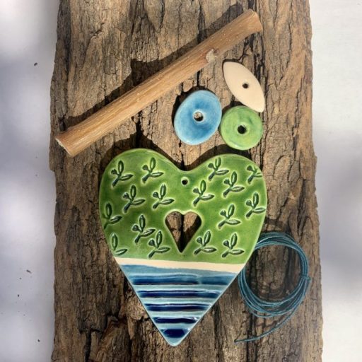 Három kerámia szív: piros, kék és zöld, és az alkatrészeik, amikből összeáll egy-egy ajándék alkotócsomag