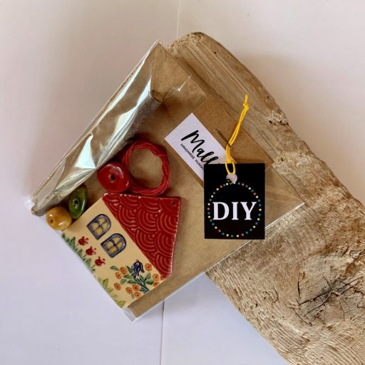 Négy cseréptetős házikó, a négy évszak színeiben pompázó kerttel és kék madárkákkal