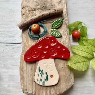 Őszi kerámia gomba alkotócsomag – piros kalapos gomba, narancs golyóval, két levéllel, egy kis bottal és zöld zsinórral