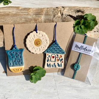 egy kék tulipán, egy fehér virág és egy házikó alakú kézzel készült kerámia tavaszi dísz valamint türkiz zsinóros karkötő ajándékcsomagban