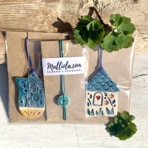 egy kék tulipán, egy fehér virág és egy házikó alakú kézzel készült kerámia tavaszi dísz valamint türkiz zsinóros karkötő ajándékcsomagban