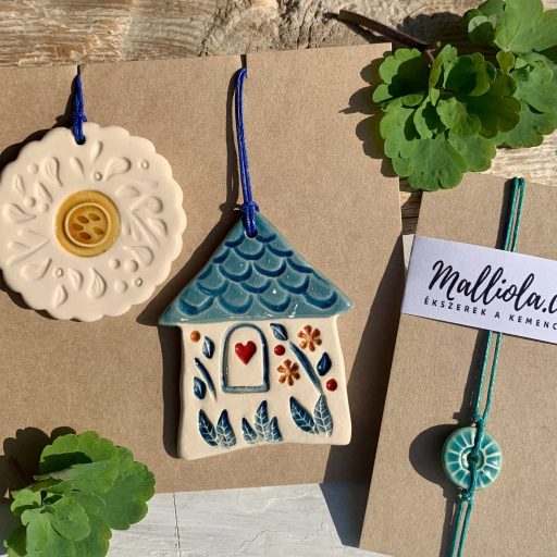 egy kék tulipán, egy fehér virág és egy házikó alakú kézzel készült kerámia tavaszi dísz valamint türkiz zsinóros karkötő ajándékcsomagban