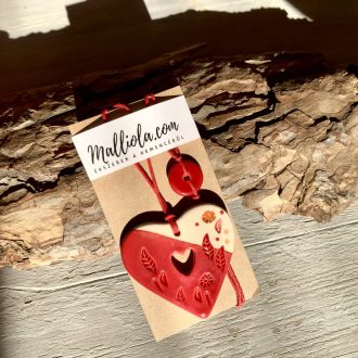 Piros, kerámia szív dísz és egy kedves petty kerámia karkötő egy csomagban, személyes ajándéknak 