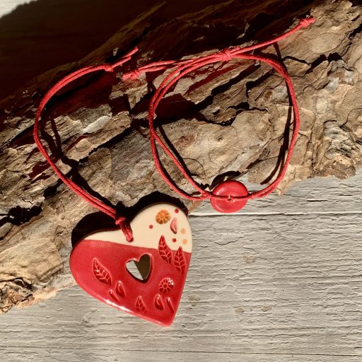 Piros, kerámia szív dísz és egy kedves petty kerámia karkötő egy csomagban, személyes ajándéknak 