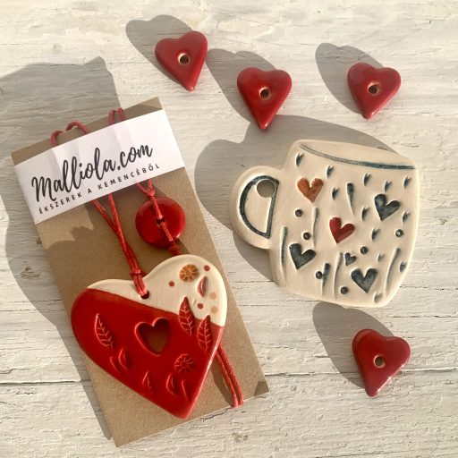 Piros, kerámia szív dísz és egy kedves petty kerámia karkötő egy csomagban, személyes ajándéknak 