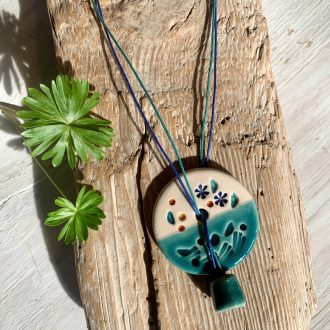 türkiz és fehér kerámia medálos nyaklánc kék zsinórral, virág mintával