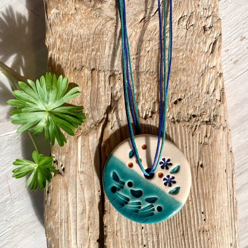 türkiz és fehér kerámia medálos nyaklánc kék zsinórral, virág mintával