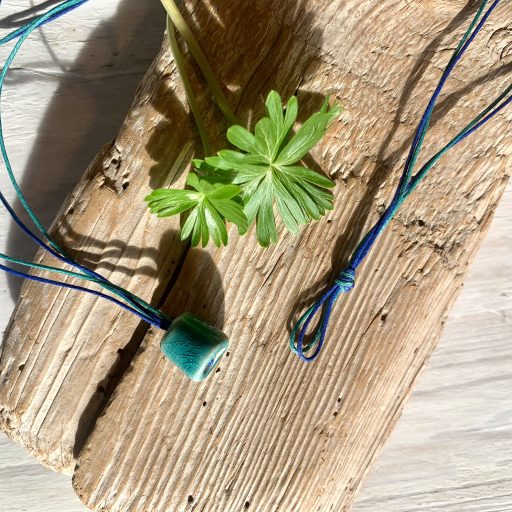 türkiz és fehér kerámia medálos nyaklánc kék zsinórral, virág mintával