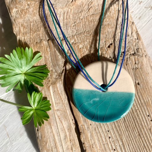 türkiz és fehér kerámia medálos nyaklánc kék zsinórral, virág mintával