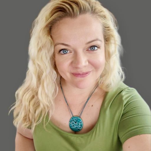 türkiz és fehér kerámia medálos nyaklánc kék zsinórral, virág mintával